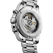 Cassa rotonda in acciaio inox da 42 mm con lunetta in ceramica nera girevole unidirezionale, vetro zaffiro antigraffio multistrato e corona a vite del Longines Conquest Chronograph